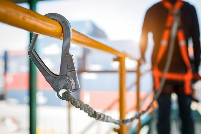 construction worker on platform wearing fall arrest equipment