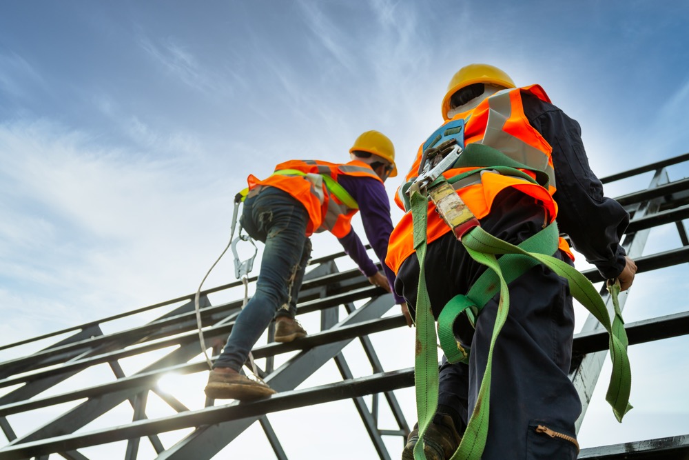 workers on a scaffold following best practices for scaffolding safety